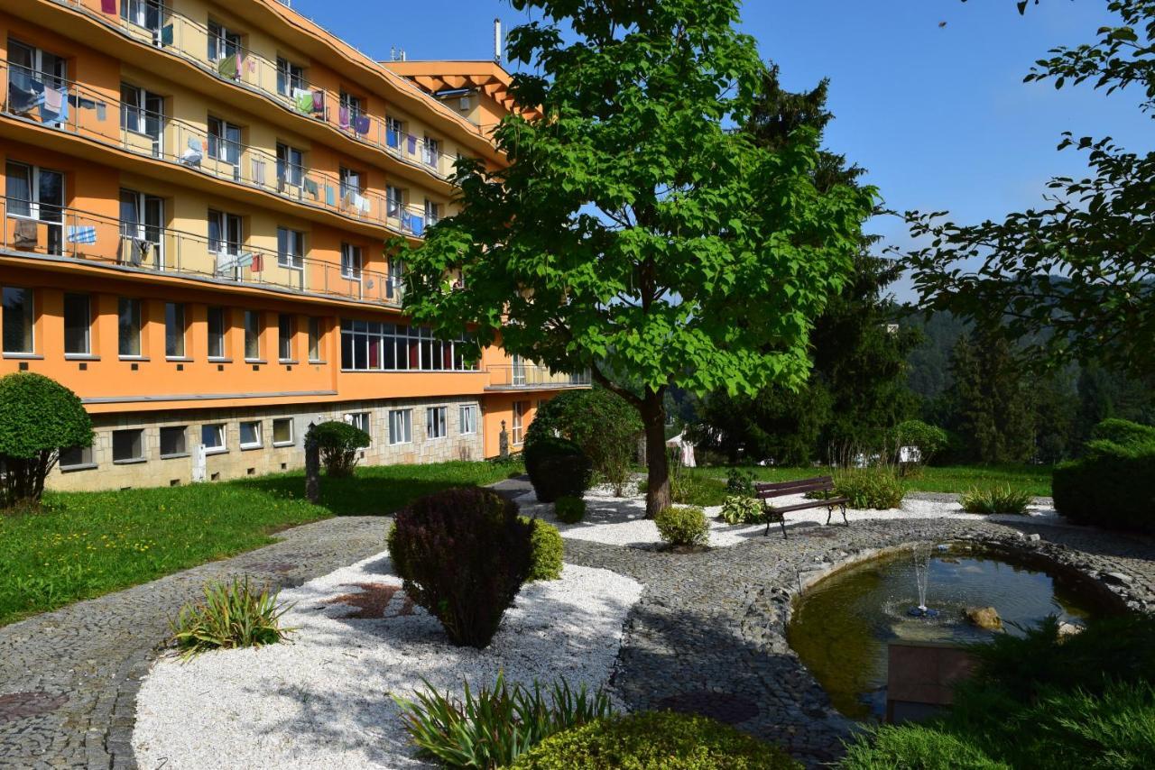 Korona Sanatorium Uzdrowiskowe Hotel มูเชนา ภายนอก รูปภาพ